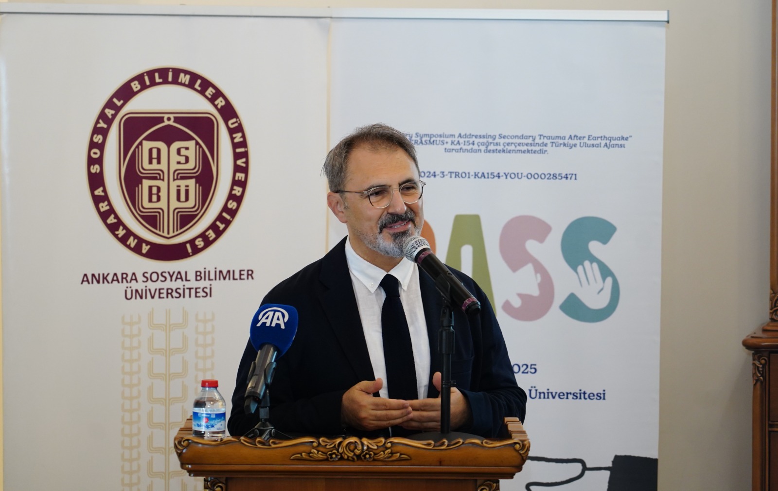 kürsüde konuşuyor