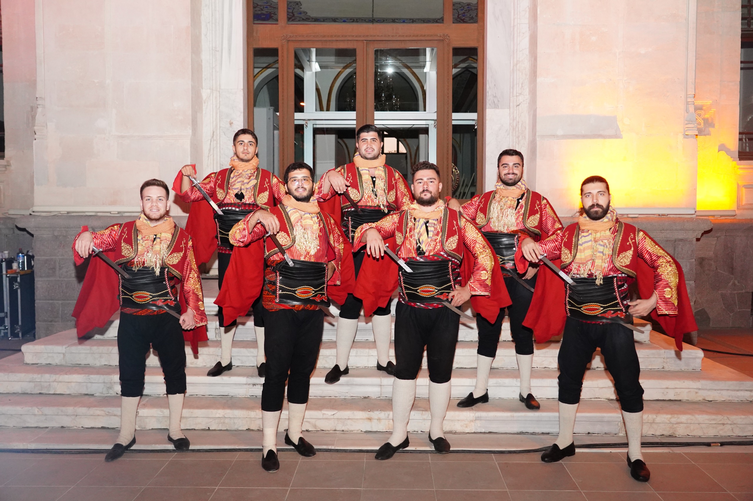 seyirci sahneyi çekiyor