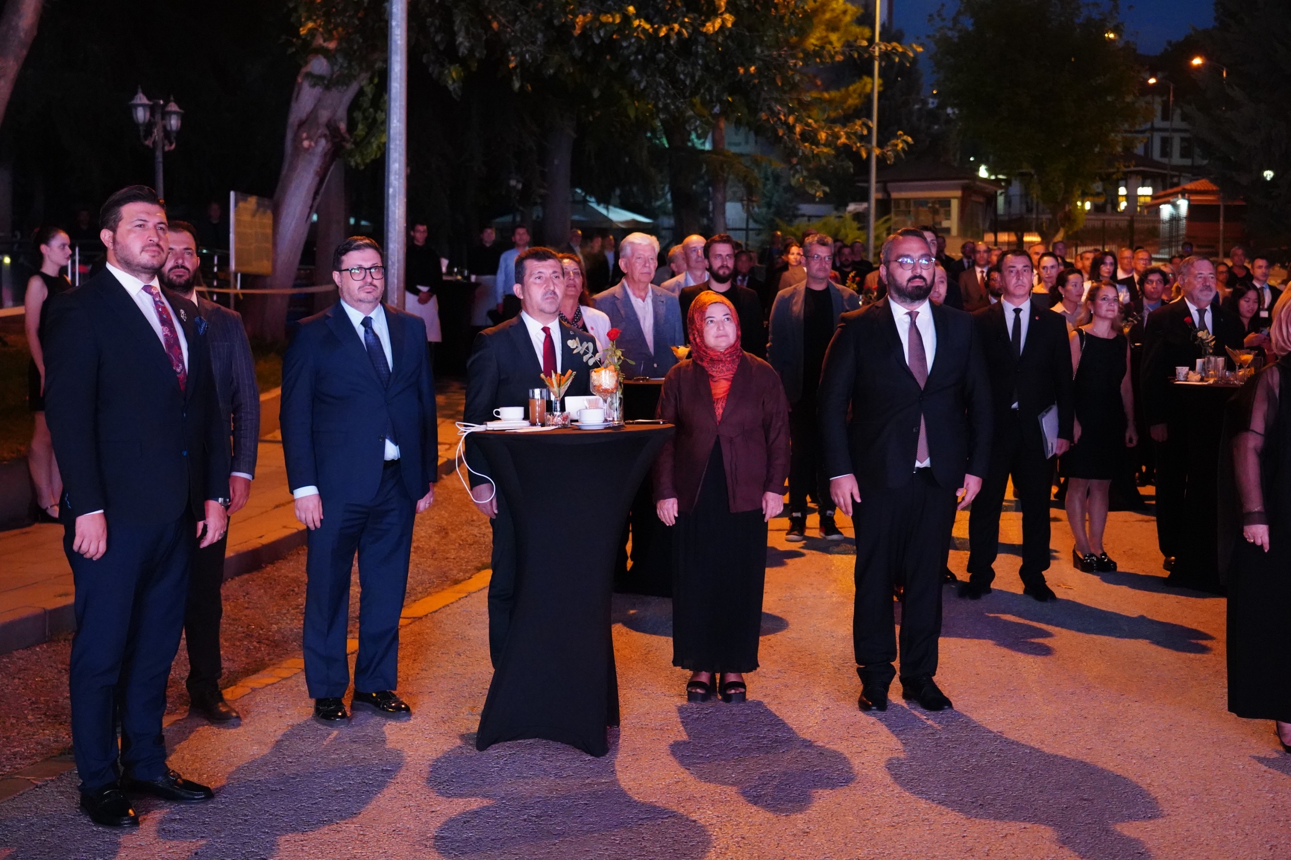 sahnede eser çalınıyor