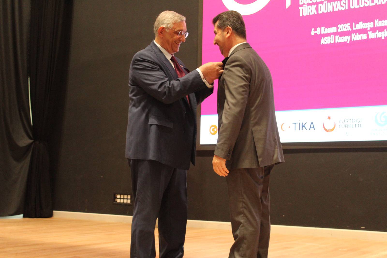 5. Manas Forumu – “Bölgesel ve Küresel Gelişmeler Bağlamında Türk Dünyası” Uluslararası Konferansı'nda Prof. Dr. Arıcan'a Madalya Takdimi