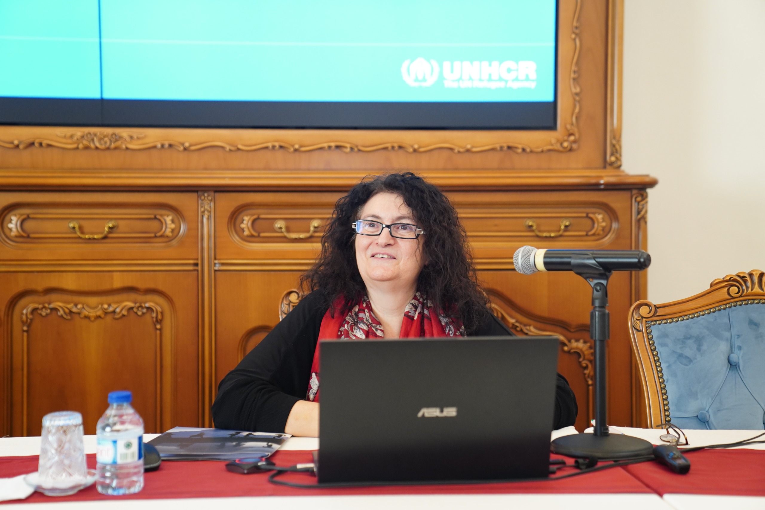 Birleşmiş Milletler Mülteciler Yüksek Komiserliği (UNHCR) Türkiye Temsilcisi Sayın Angela Maria Li Rosi ile Ankara Saha Ofisi Daire Başkanı Sayın Mustafa Şahin Fırat tarafından insan hakları, mülteci hukuku, insani yardım ve koruma mekanizmaları üzerine kapsamlı değerlendirmelerde bulunuldu.
