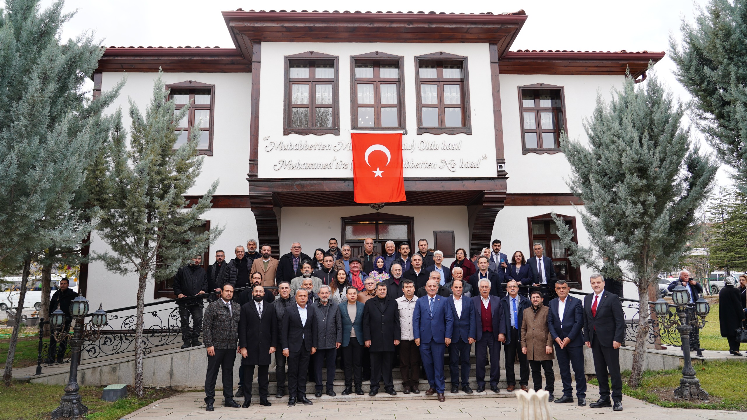 kültür ve edebiyat mirası ele alındı; yakın dostları, akademisyenler, yazarlar ve kültür insanları tarafından yapılan değerlendirmelerle birlikte hatıralarına da değinildi. Doğan’ın şahsiyeti, fikrî duruşu ve 