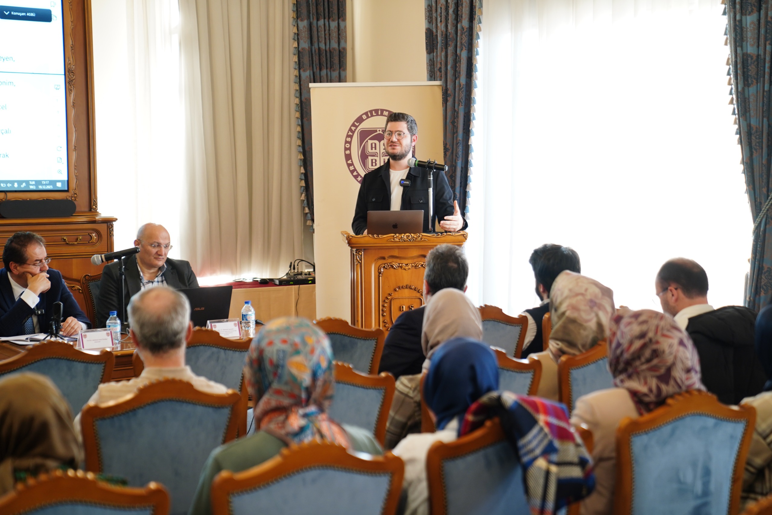 Panelin açış konuşmasını yapan 