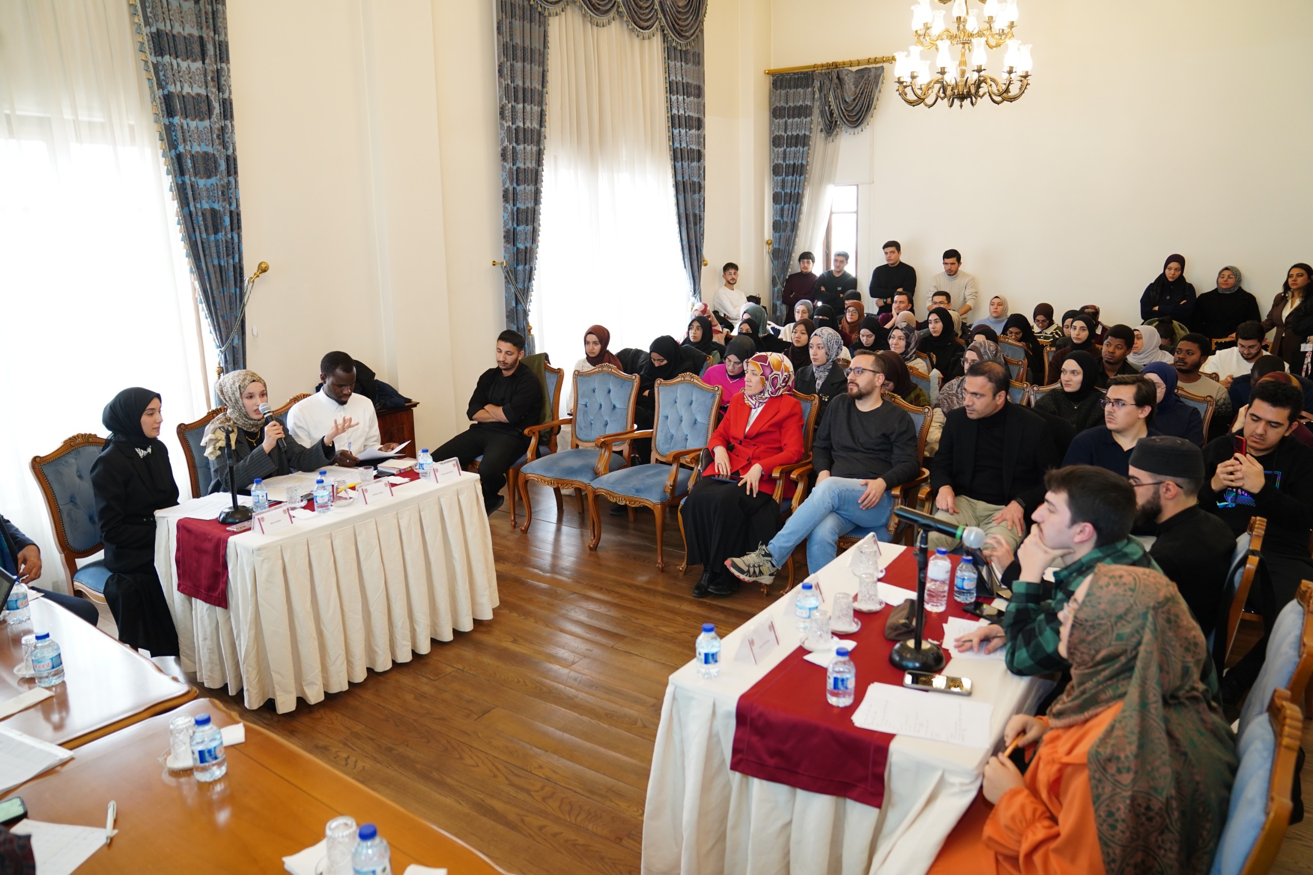  Akademik tartışma geleneğini önceleyen programda