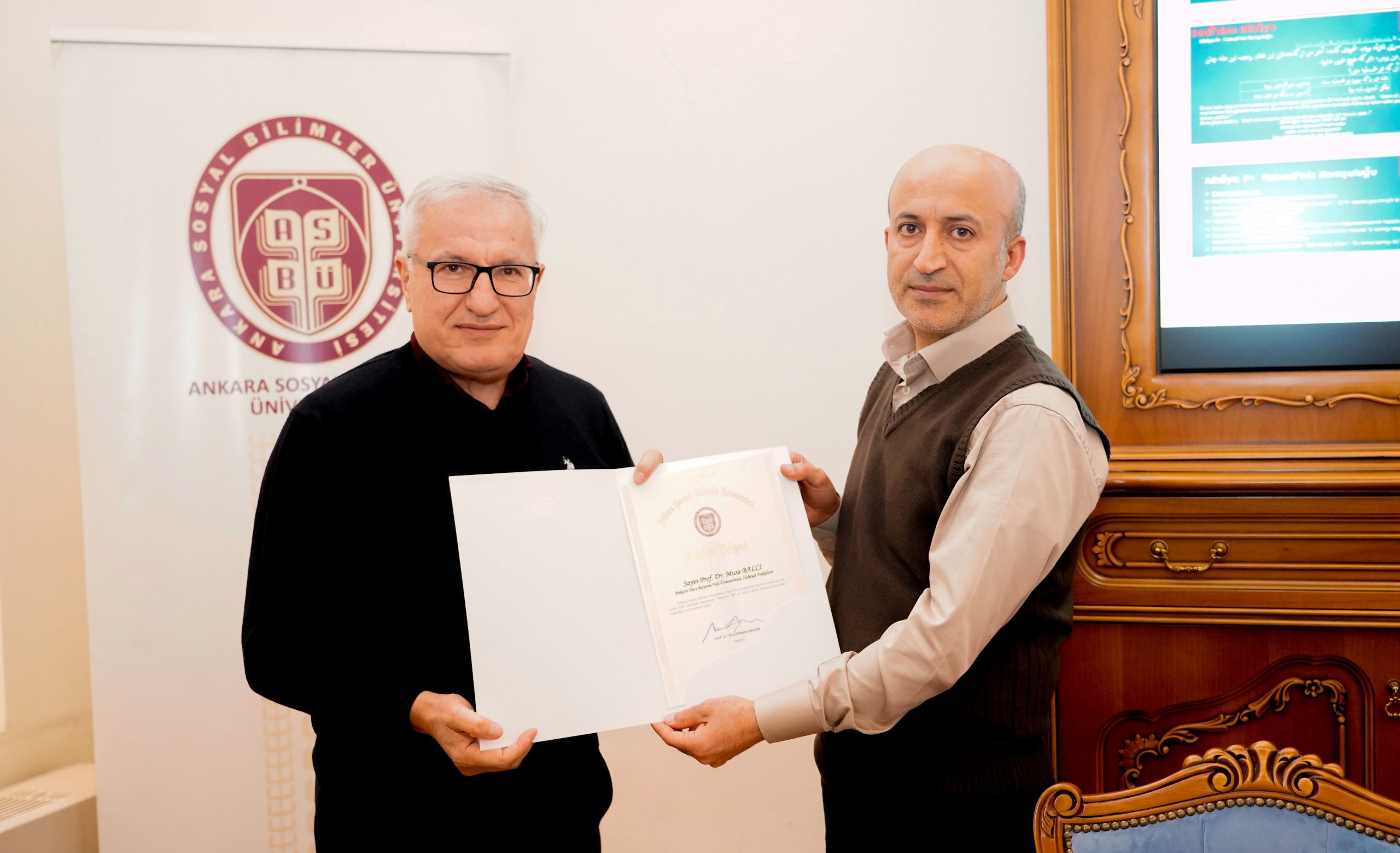 Programda konuşmacı olan Ankara Hacı Bayram Veli Üniversitesi İlahiyat Fakültesi öğretim üyesi Prof. Dr. Musa Balcı tarafından Sa’dî-i Şîrâzî’nin, millî şairimiz Mehmet Âkif Ersoy’un şiirleri ve