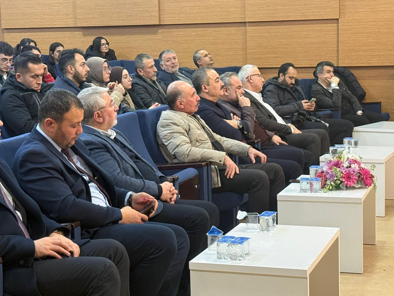 kültür ve sanat etkinlikleri kapsamında gerçekleştirilen “Âkif’in Vefatından Önceki Son Günleri” başlıklı konferansta, Millî Şair Mehmet Âkif Ersoy’un hayatının son dönemine dair tarihî, edebî ve fikrî boyutlarıyla