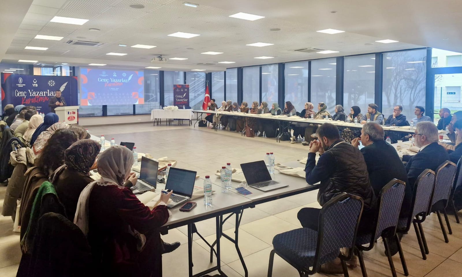 yazarın toplumun önünde yürüyen, yolu aydınlatan bir öncü konumunda bulunduğunu belirtti. Türkçenin yalnızca bir iletişim aracı değil, bir medeniyet dili olduğu vurgulanarak, masallardan destanlara, divan şiirinden modern edebiyata uzanan çok katmanlı yapısıyla kültürel sürekliliğin taşıyıcısı olduğu ifade ed
