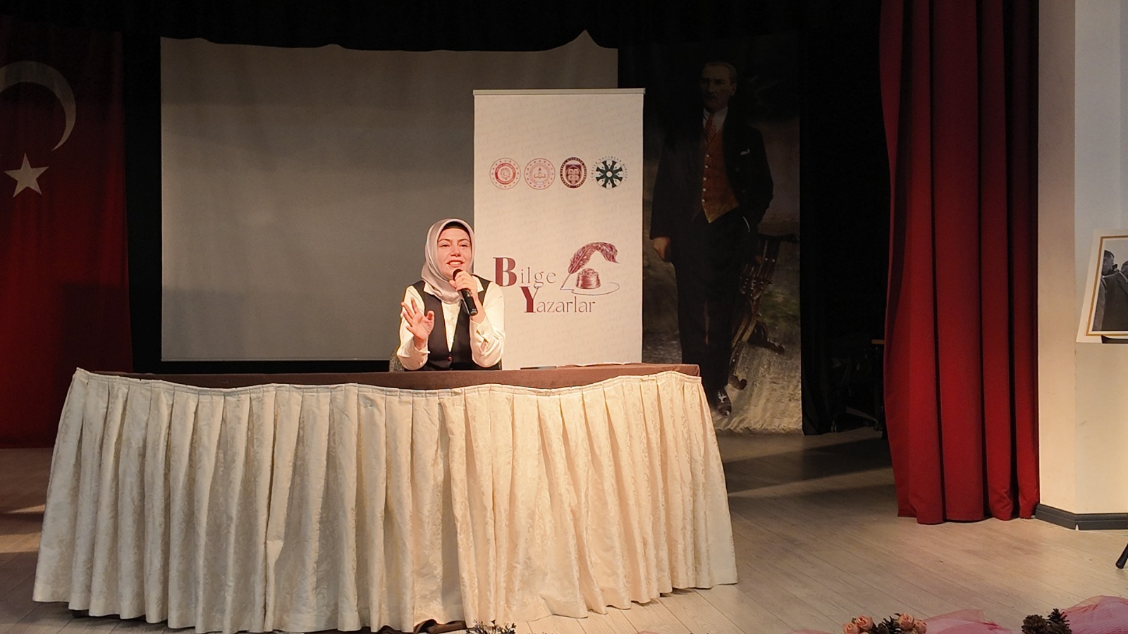 Etkinlik, programa katılan genç yazarların 