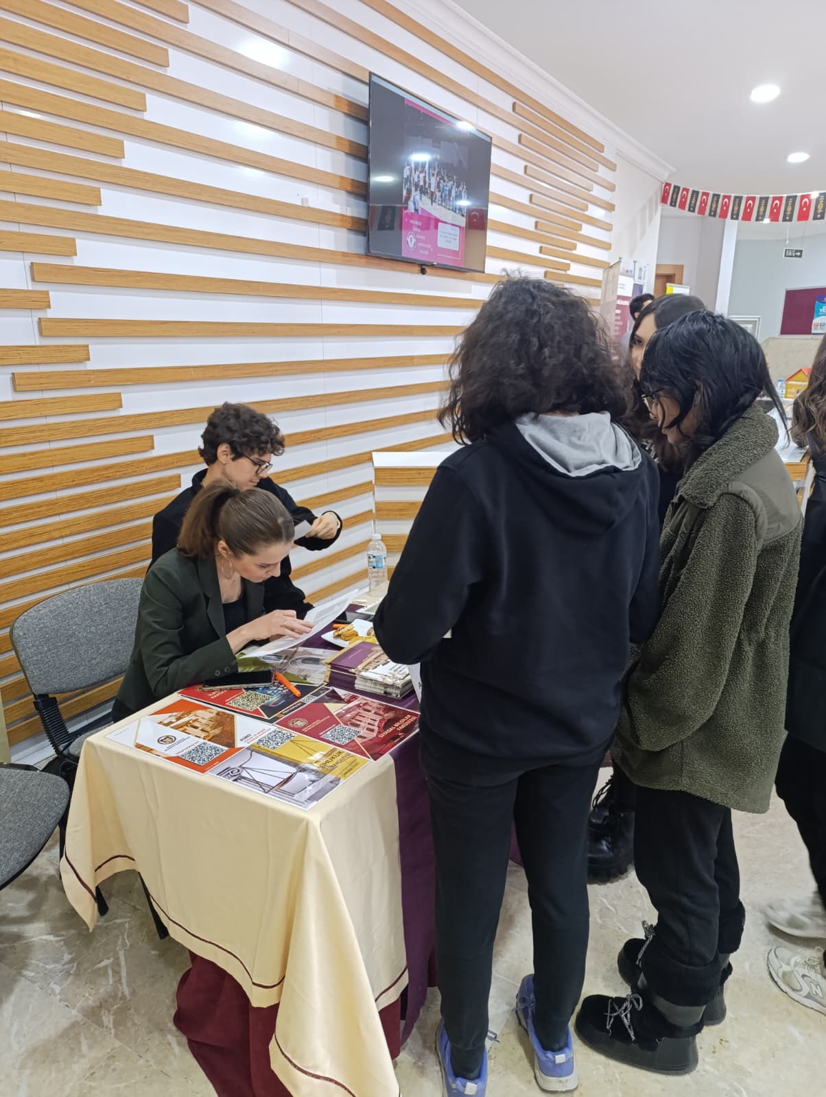 ASBÜ, MEV Koleji Tanıtım Günleri’nde Öğrencilerle Bir Araya Geldi