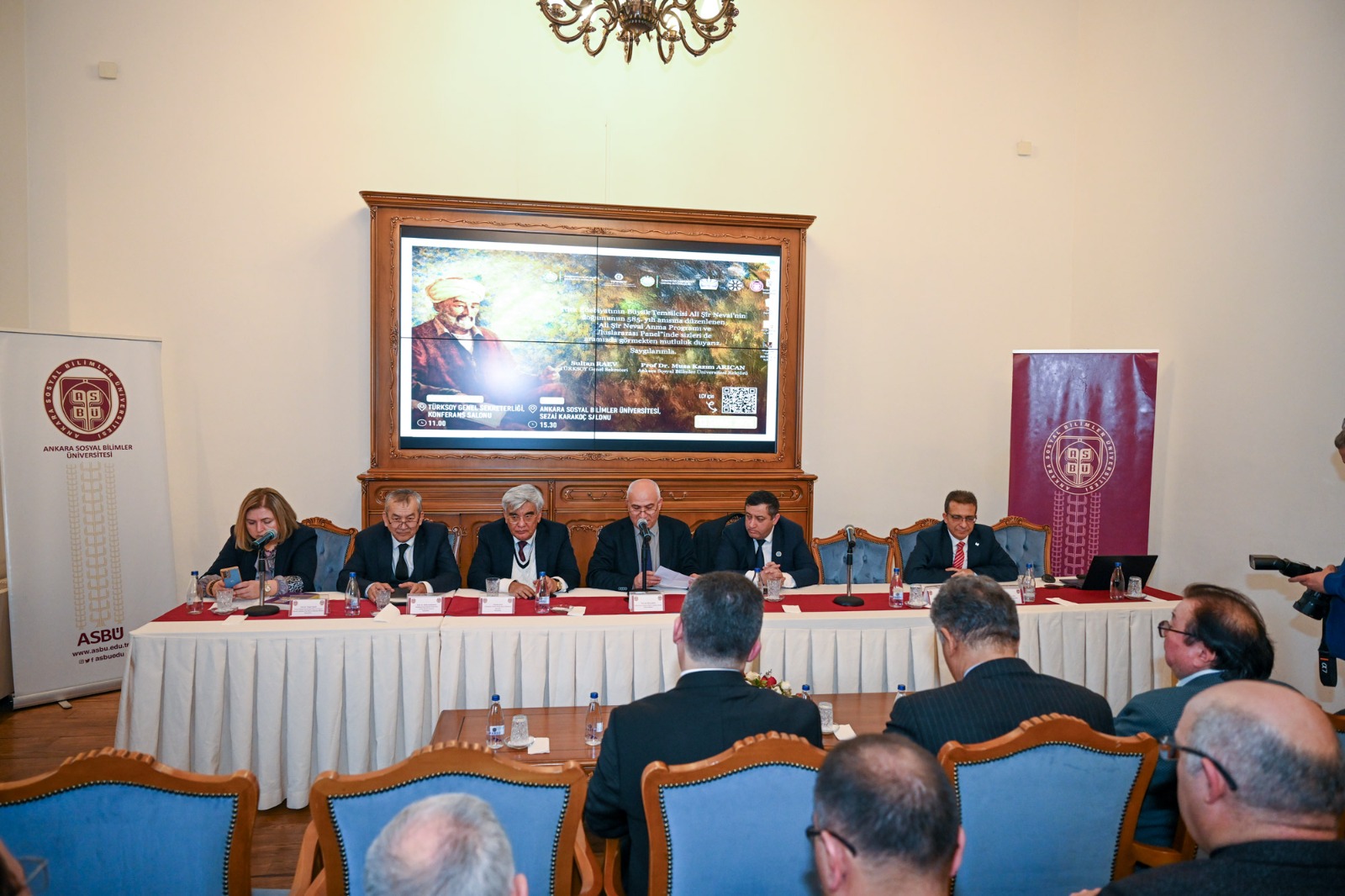 ASBÜ'de Doğumunun 585. Yılı Anısına Ali Şîr Nevâî Uluslararası Paneli Düzenlendi  Türk Dünyası’nın büyük şairi ve mütefekkiri Ali Şîr Nevâî’nin doğumunun 585. yılı dolayısıyla “Ali Şîr Nevâî ve Türk Dünyası” başlıklı panel, 13 Şubat 2026 tarihinde Ankara Sosyal Bilimler Üniversitesi ev sahipliğinde düzenlendi. Programda akademisyenler, yazarlar, öğrenciler ve diplomatik temsilciler bir araya getirildi.  Panelin açılışında konuşma yapan ASBÜ Rektörü Prof. Dr. Musa Kazım Arıcan, Nevâî’nin yalnızca büyük bir e