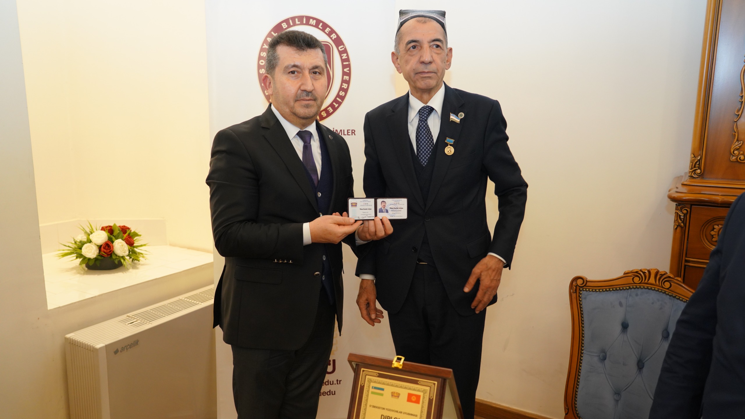 Türk Dünyası Edebiyatına Katkıları Dolayısıyla Prof. Dr. Arıcan’a Anlamlı Takdim