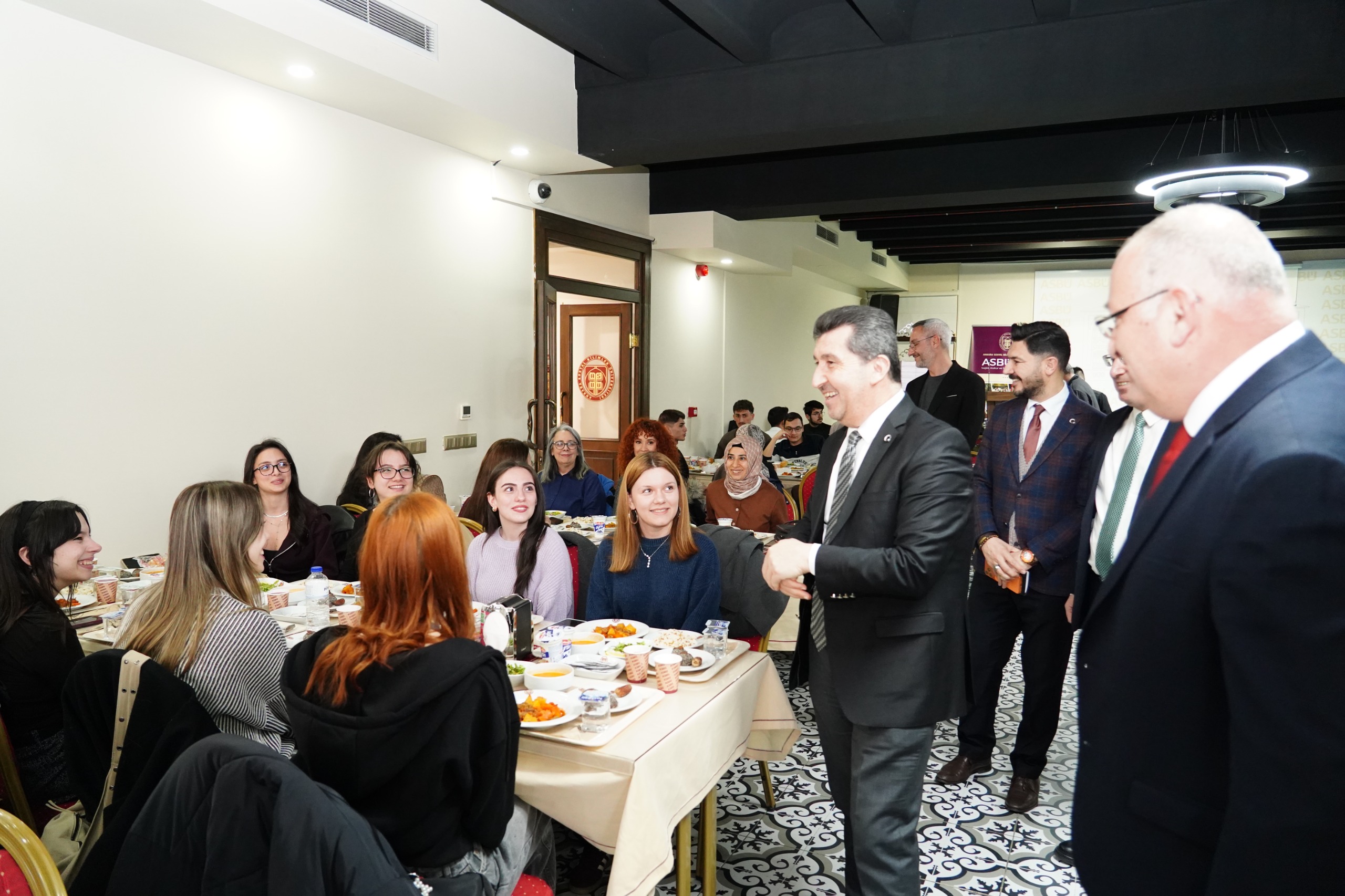 ASBÜ ve YTB İş Birliğiyle 82 Ülkenin Gönül Coğrafyası Aynı İftar Sofrasında Buluştu